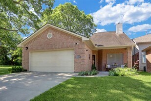 112 Harbour Town Dr in Montgomery, TX - Building Photo