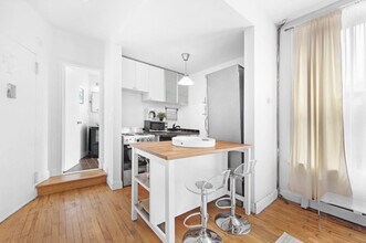 139 Christopher St in New York, NY - Building Photo - Building Photo