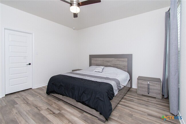 property at 4927 Park Lgt