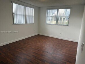 8333 Lake Dr in Doral, FL - Building Photo - Building Photo