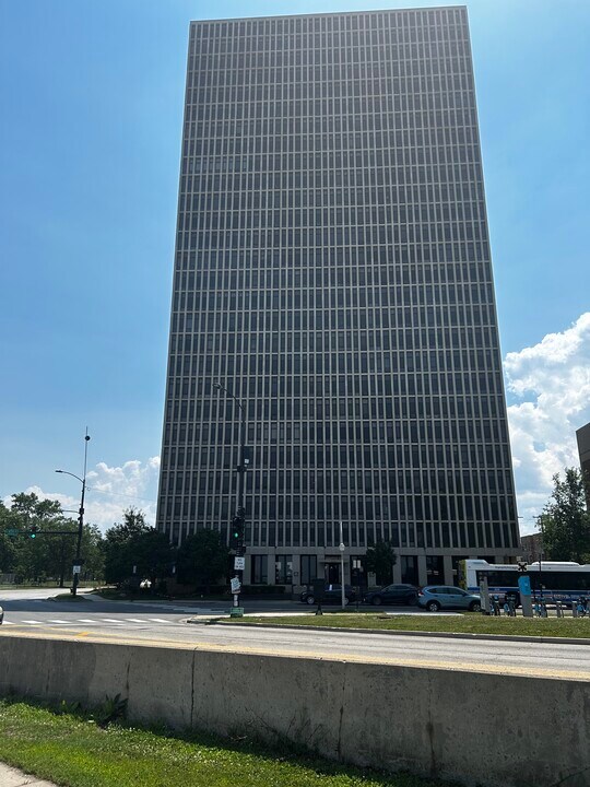 6700 S South Shore Dr in Chicago, IL - Building Photo