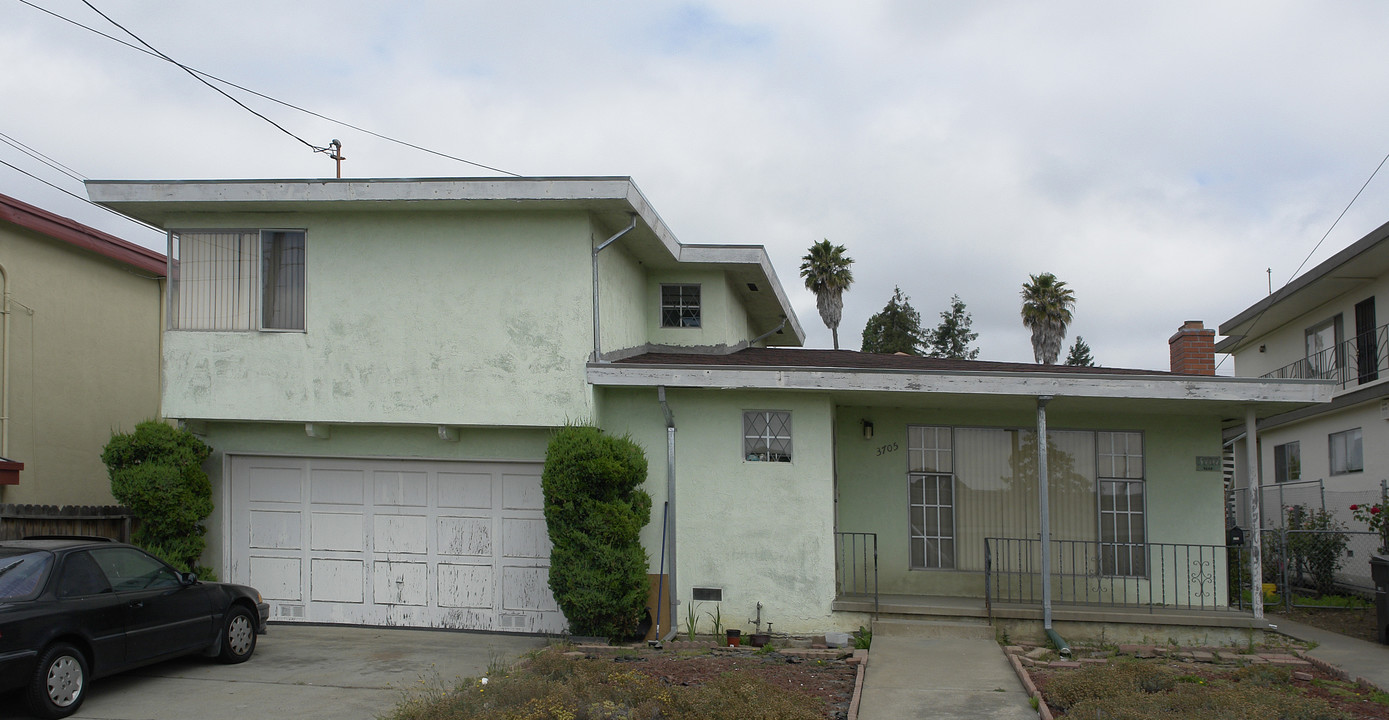 3705-3707 Brown Ave in Oakland, CA - Building Photo