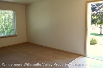 739 Jackson St W in Monmouth, OR - Foto de edificio - Building Photo