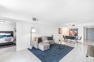 1 SE 12th St in Miami, FL - Building Photo