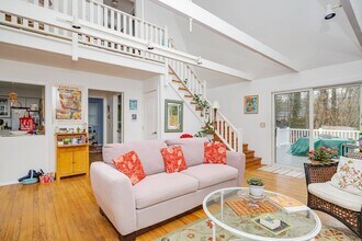 145 Pembroke Dr in East Hampton, NY - Building Photo - Building Photo