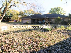 325 Teresa Ct in Alexandria, IN - Building Photo