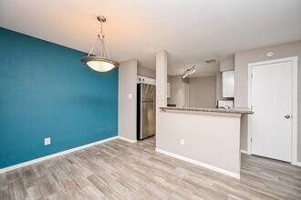 2211 S Kirkwood Rd in Houston, TX - Foto de edificio - Building Photo