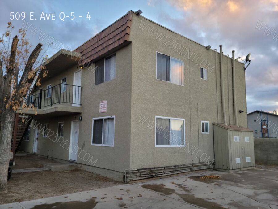 509 E Ave Q-5 in Palmdale, CA - Building Photo