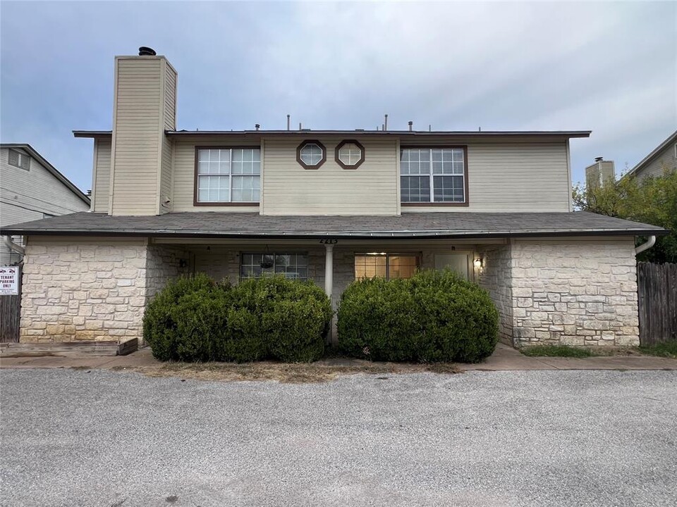 2213 Creekside Ln in Georgetown, TX - Foto de edificio