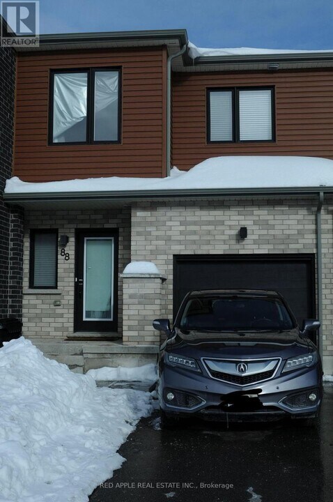 88 Fairlane Ave in Barrie, ON - Building Photo