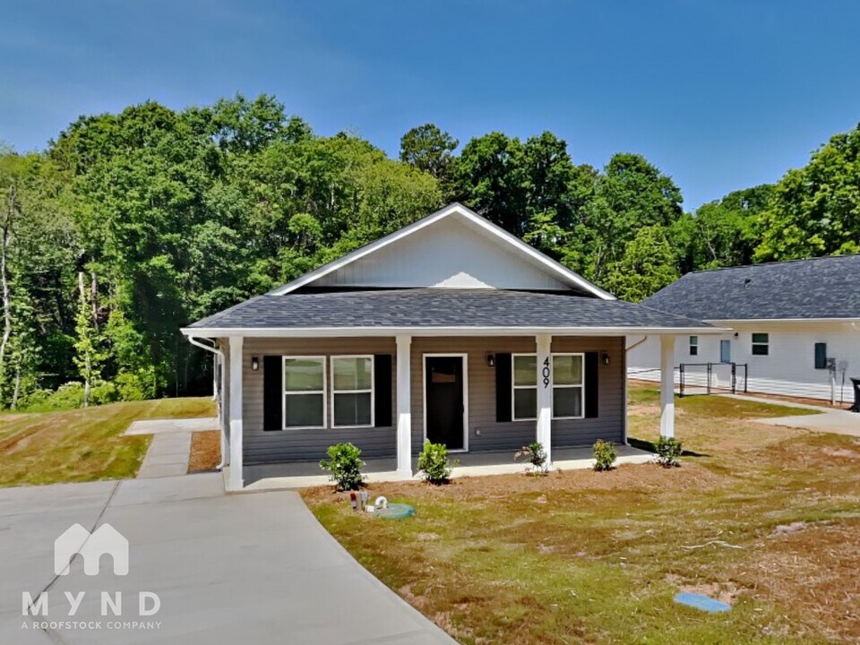 409 S Spargo St in Dallas, NC - Building Photo
