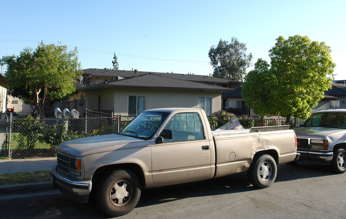 236 E Olive Ave in Monrovia, CA - Foto de edificio