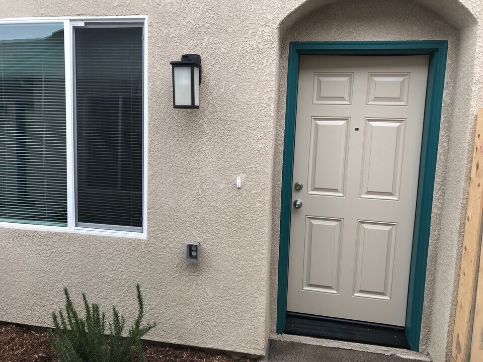 3077 Bright St in Tulare, CA - Building Photo