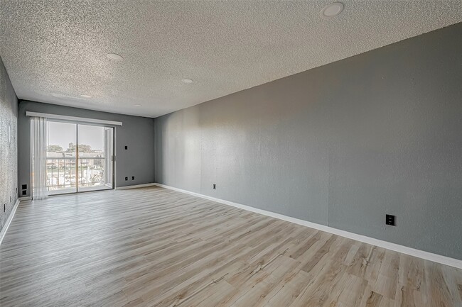 2830 S Bartell Dr, Unit 311 in Houston, TX - Building Photo - Building Photo