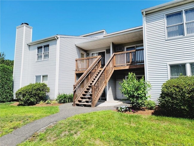 96 Valley Dr in New Milford, CT - Building Photo - Building Photo