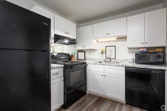 Stone Ridge Apartments- Convenient Location in Roanoke, VA - Building Photo - Building Photo