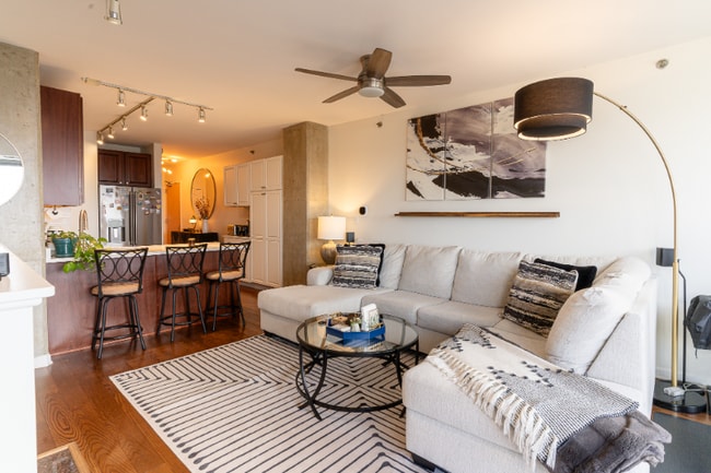 1212 N Wells St, Unit 1406 in Chicago, IL - Building Photo - Building Photo