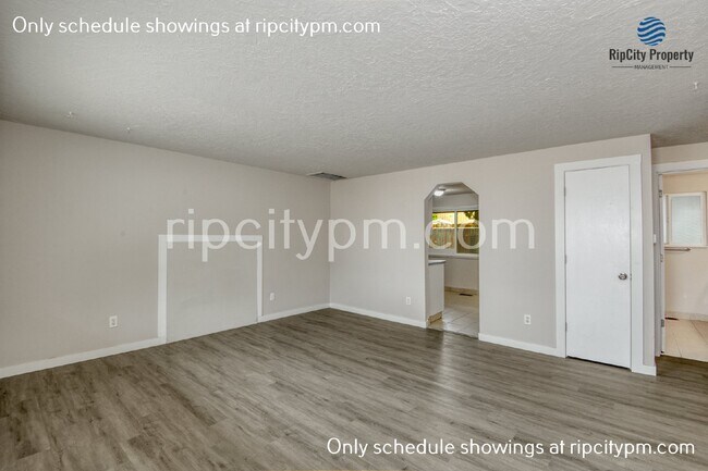 124 NE Liberty Ave in Gresham, OR - Building Photo - Building Photo