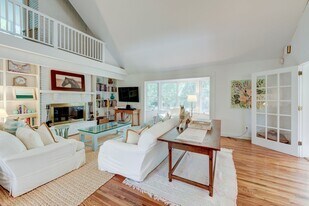 27 Deep 6 Dr in East Hampton, NY - Building Photo