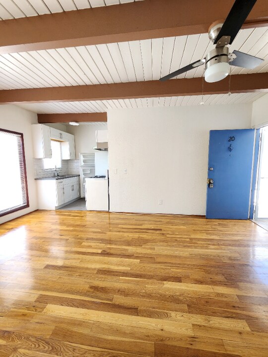 1909 Beachwood Dr in Los Angeles, CA - Building Photo