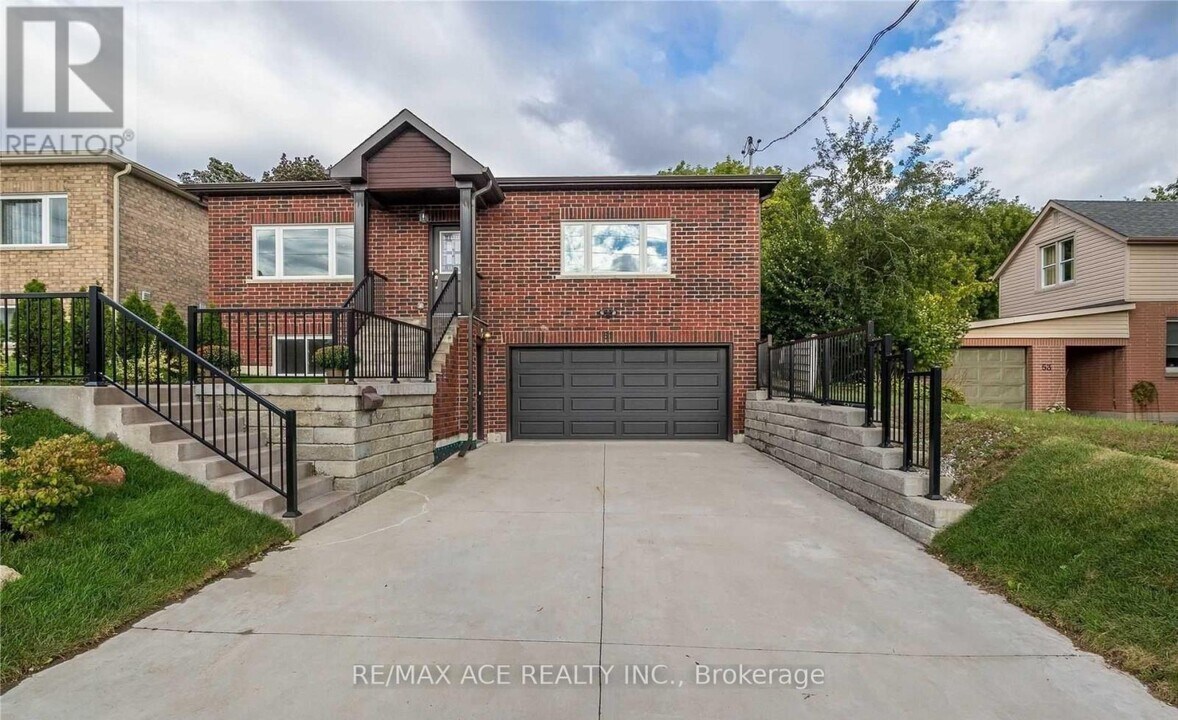 61 Stevenson Rd N in Oshawa, ON - Building Photo