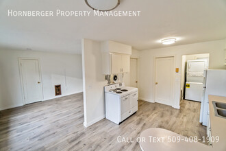 3304 N Hutchinson Rd, Unit 1 in Millwood, WA - Building Photo - Building Photo