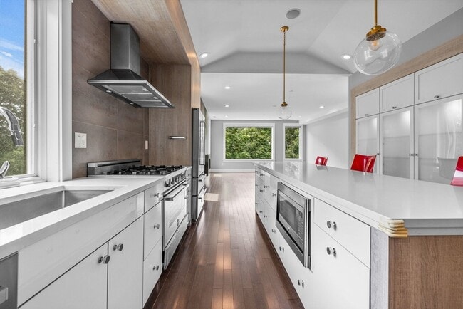 235 Rawson Rd, Unit PH3 in Brookline, MA - Foto de edificio - Building Photo