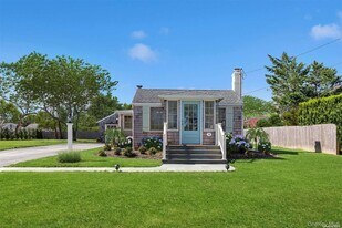 14 Carter Ln in East Quogue, NY - Building Photo