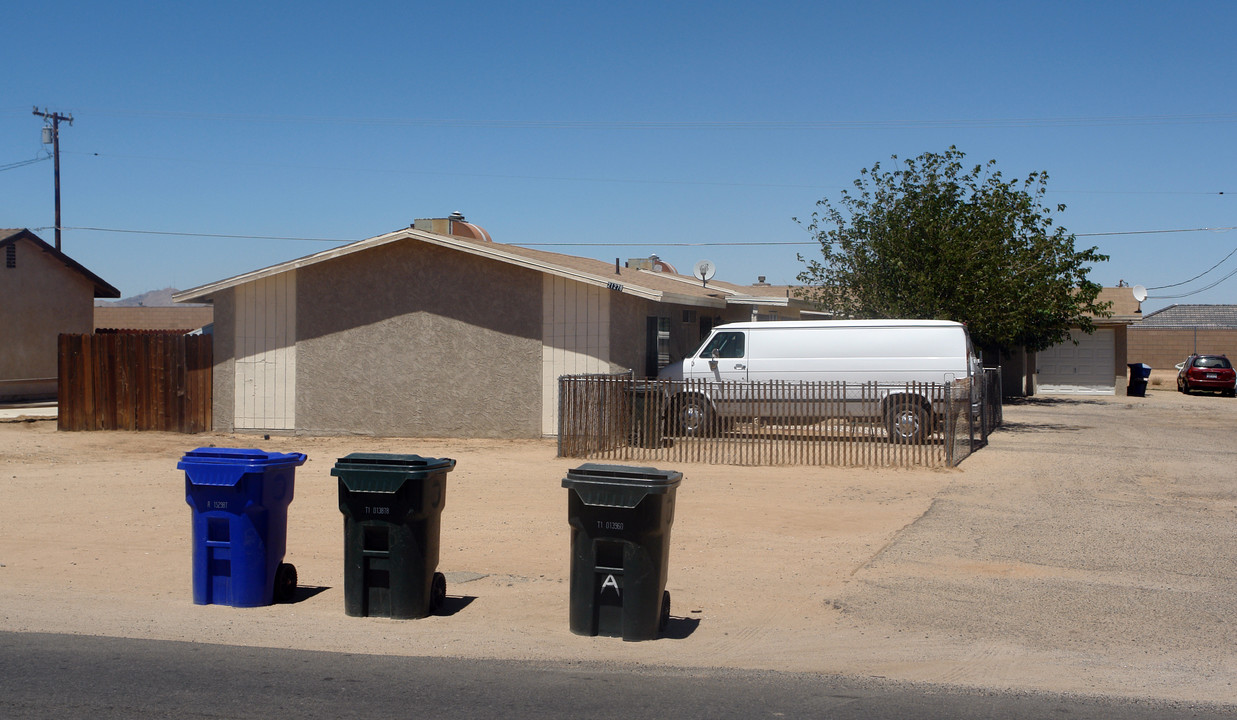 21278 Sitting Bull Rd in Apple Valley, CA - Building Photo