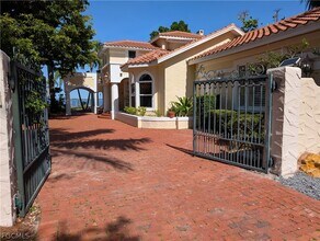 2878 Valencia Way in Ft. Myers, FL - Building Photo - Building Photo