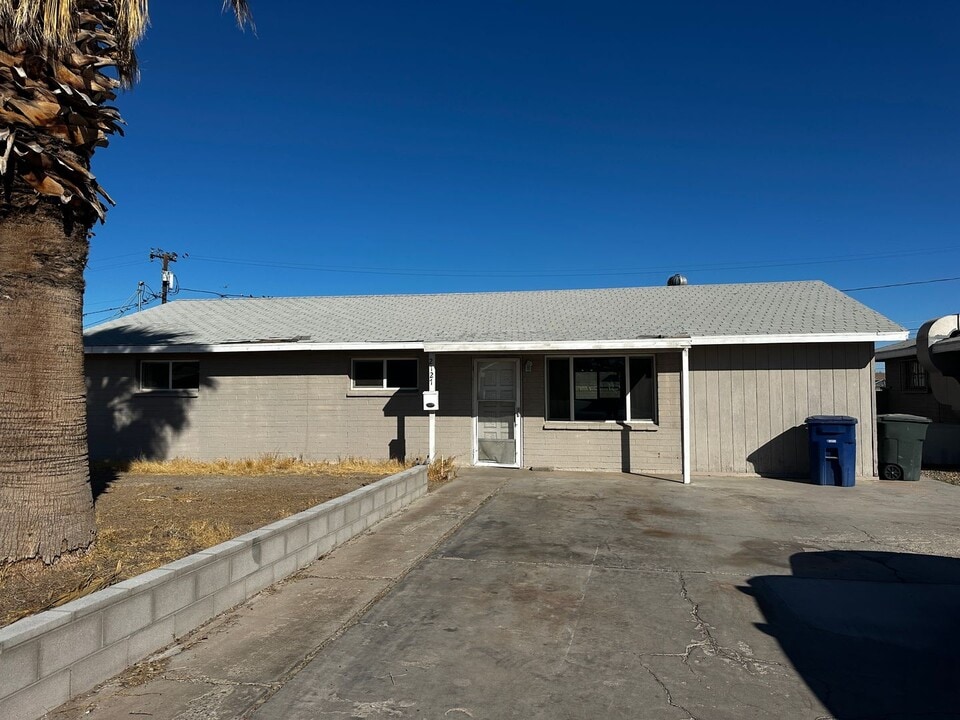 2127 S 8th Ave in Yuma, AZ - Building Photo