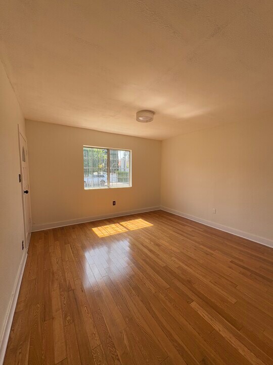 2051 Burnside Ave in Los Angeles, CA - Building Photo