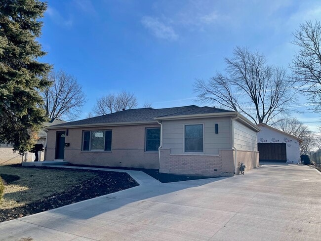 15 Bradley Ln in Hoffman Estates, IL - Building Photo - Building Photo