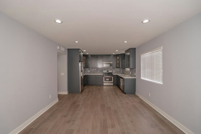 7199 S La Cienega Blvd in Los Angeles, CA - Building Photo - Building Photo