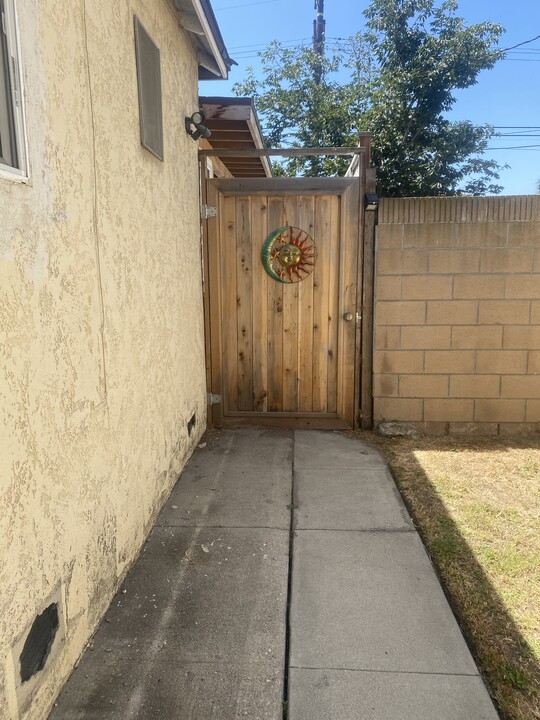 5326 W 82nd St in Los Angeles, CA - Foto de edificio