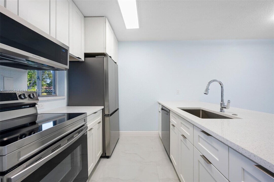 7900 NW 50th St in Lauderhill, FL - Building Photo