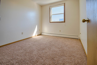 Dakota Ridge Apartments in Minot, ND - Building Photo - Building Photo