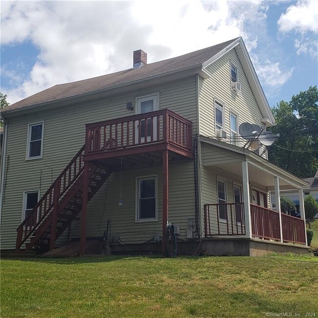 6 Westford Ave in Stafford, CT - Foto de edificio - Building Photo