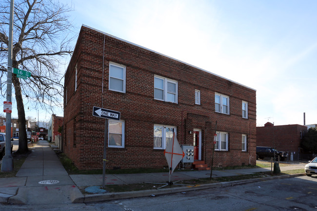 1041 16th St NE in Washington, DC - Foto de edificio - Building Photo