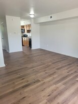 99 W County St in Hampton, VA - Building Photo