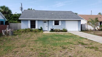 23 Ocean Breeze Cir in Ormond Beach, FL - Building Photo