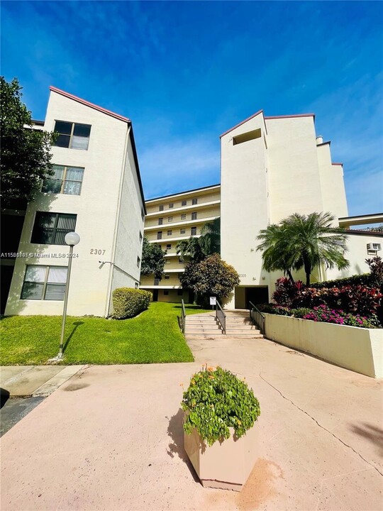 2309 S Cypress Bend Dr, Unit 113C NICE UNIT 1 BEDROOM in Pompano Beach, FL - Building Photo