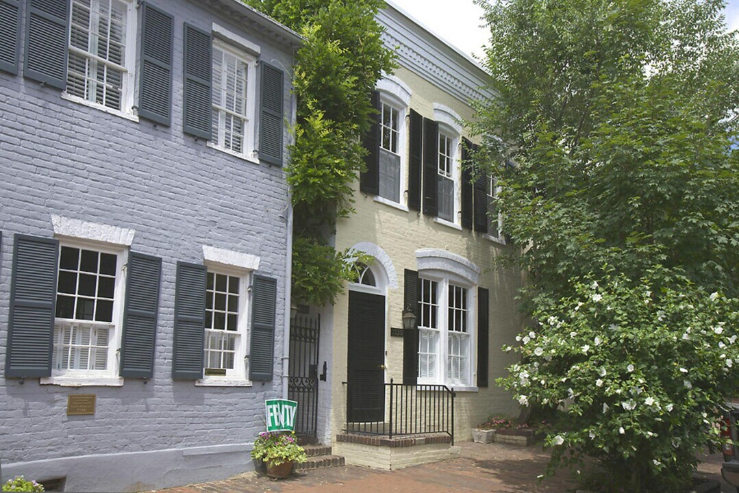 1530 33rd St NW in Washington, DC - Building Photo