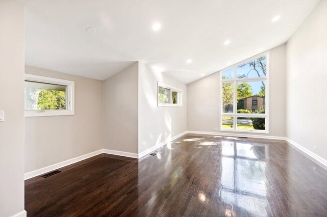 1321 Heatherfield Ln in Glenview, IL - Foto de edificio - Building Photo