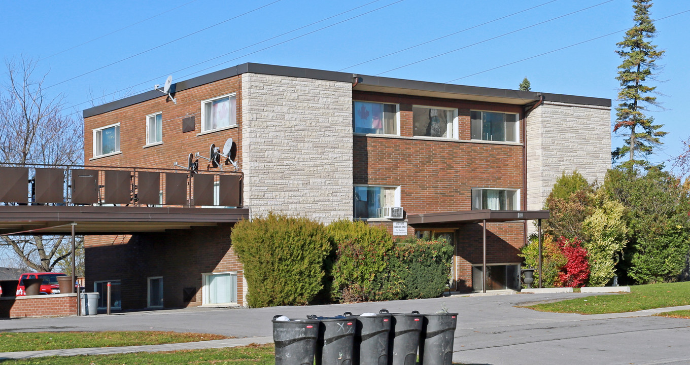 250 Glenridge Ave in St Catharines, ON - Building Photo