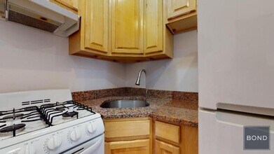 214 E 10th St in New York, NY - Building Photo - Building Photo