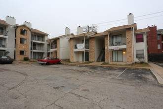 Meadow Glen Apartments in Austin, TX - Building Photo - Building Photo