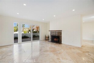 916 Powell Ct in Costa Mesa, CA - Building Photo