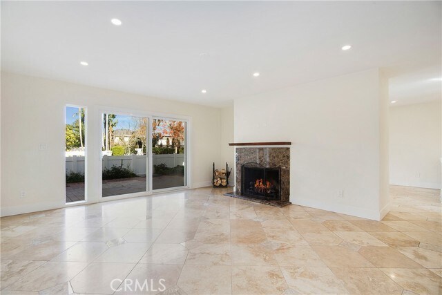 916 Powell Ct in Costa Mesa, CA - Building Photo