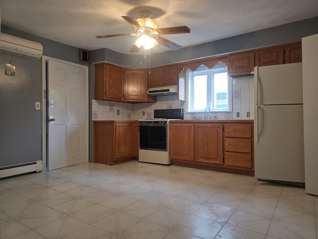 63 Oak St, Unit 1 in Taunton, MA - Building Photo - Building Photo